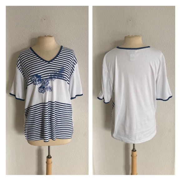 ❤️$5 BUNDLE SALE Jenny tee - Picture 1 of 6